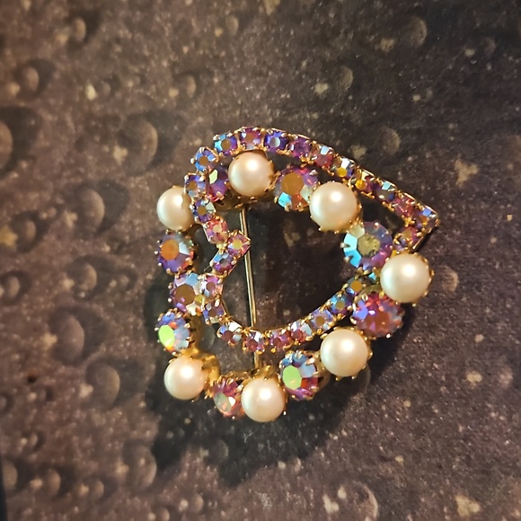 Vintage Goldtone Faux Pearl Aurora Borelis Double Heart Pin - Picture 2 of 3